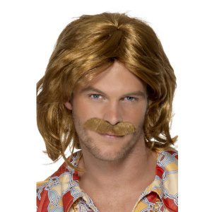 Herren Mittellange und Gewellte Perücke mit Schnurrbart | 70s Super Trouper Wig Brki - carnivalstore.de